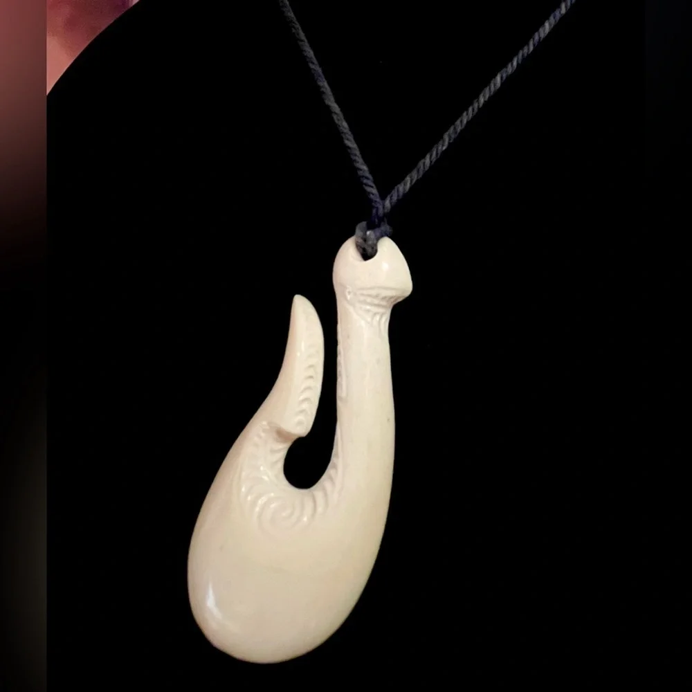 Carved bone Pacific island style fish hook pendant necklace​​ - Picture 3 of 4